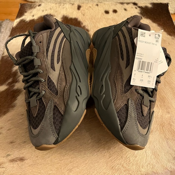 Adidas Yeezy Boost 700 V2 ‘Geode’ 🪨 - Picture 5 of 10